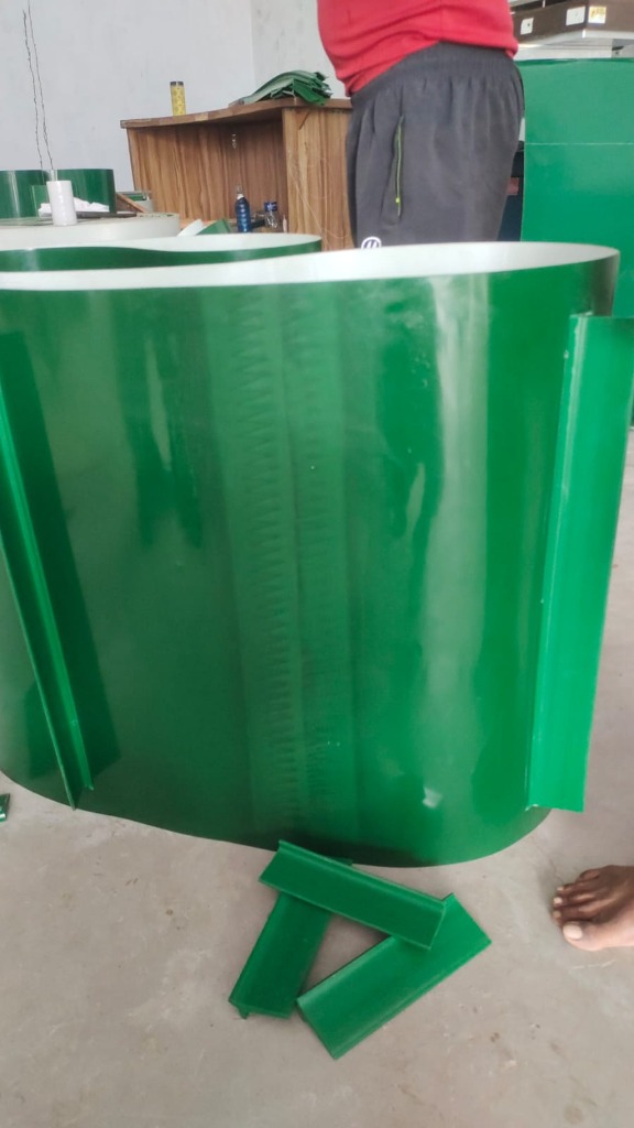 Endless Finger-Spliced Green PVC Conveyor Belt with T-Cleats